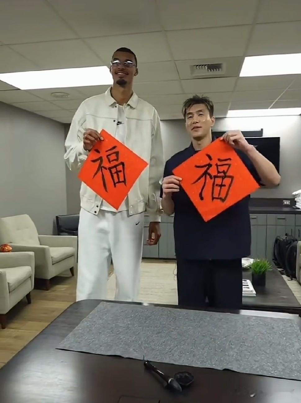 郭艾伦对文班亚马说:这是我唯一能教他的东西。

原来郭艾伦想教文班亚马怎么写毛笔