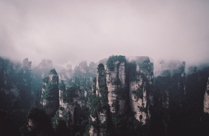 张家界，十里画廊 ，缥缈云烟画卷开，凝香染墨净尘埃。 ​ ​​​