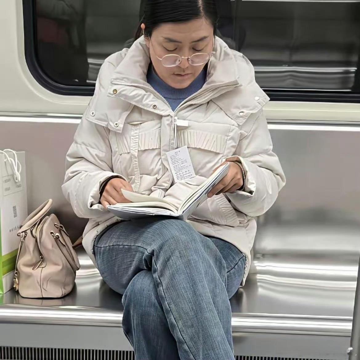 她是怎么做到脸不红心不跳的呢… 