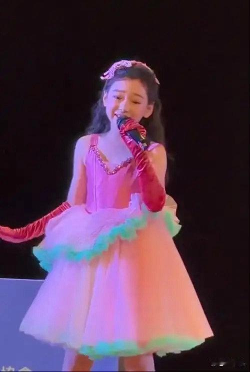 董璇女儿小酒窝获中韩国际声乐比赛一等奖，拿下奖金30万韩元 