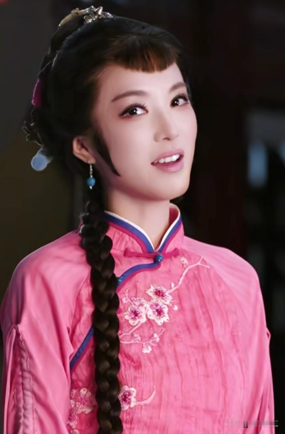 粉嫩嫩的“九斤姑娘”闪亮登场！
你是否感觉到，李云霄的这个“九斤姑娘”造型十分惊
