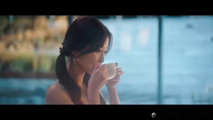 谁说内娱没有好的转场姜暮喝咖啡切到和靳朝对视，丝滑得像德芙广告！眼神里的泪和欲言