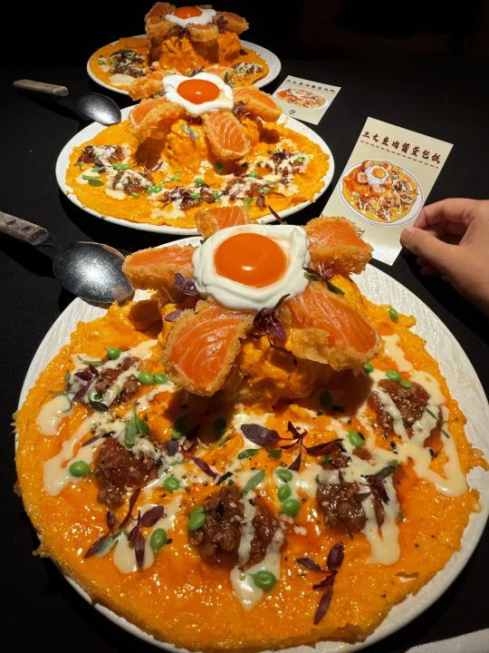 北京最好吃的饭之一：三文鱼肉酱蛋包饭！！！