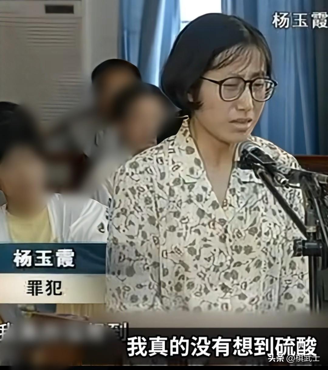 女老师拉着小女孩的手：老师帮你洗洗头。女孩乖巧地低下头，半瓶硫酸直接倒在小女孩的