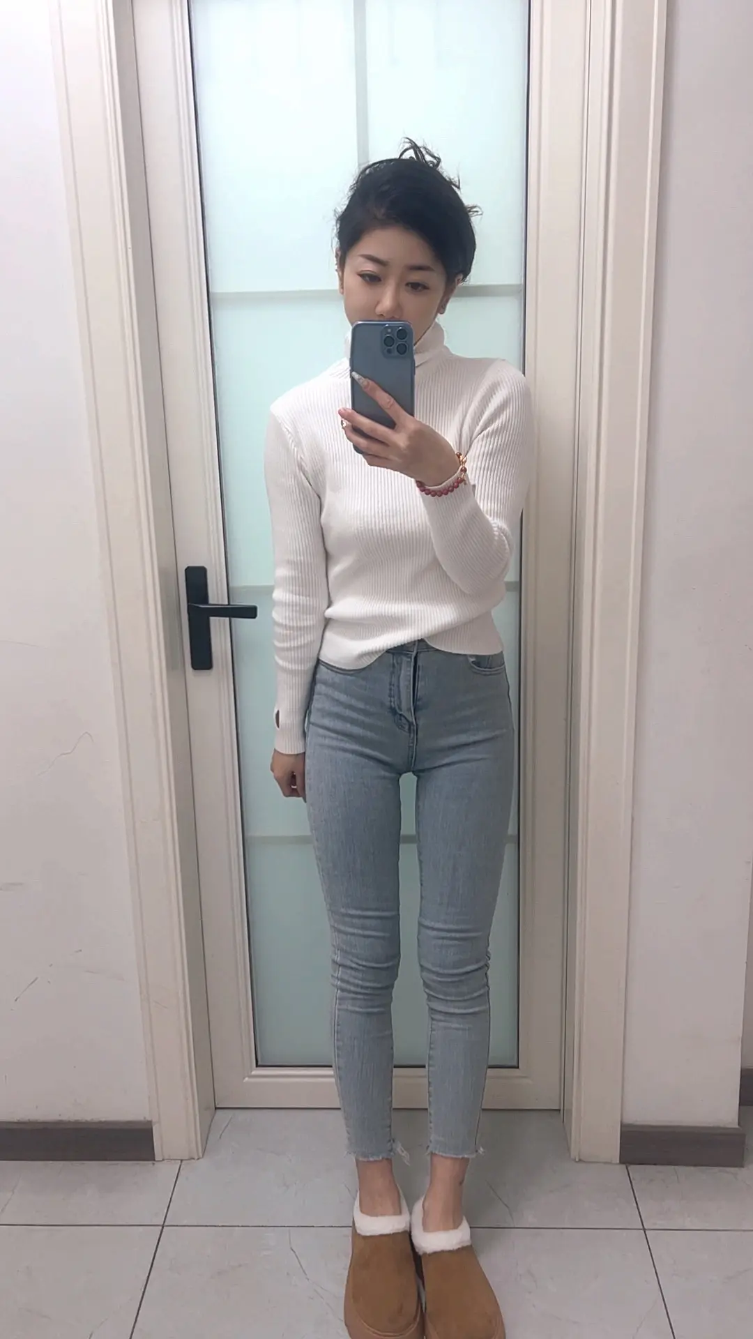 如果找个男人，钱还得自己赚，饭还得自己做，礼物自己买，遇事自己扛，病了...