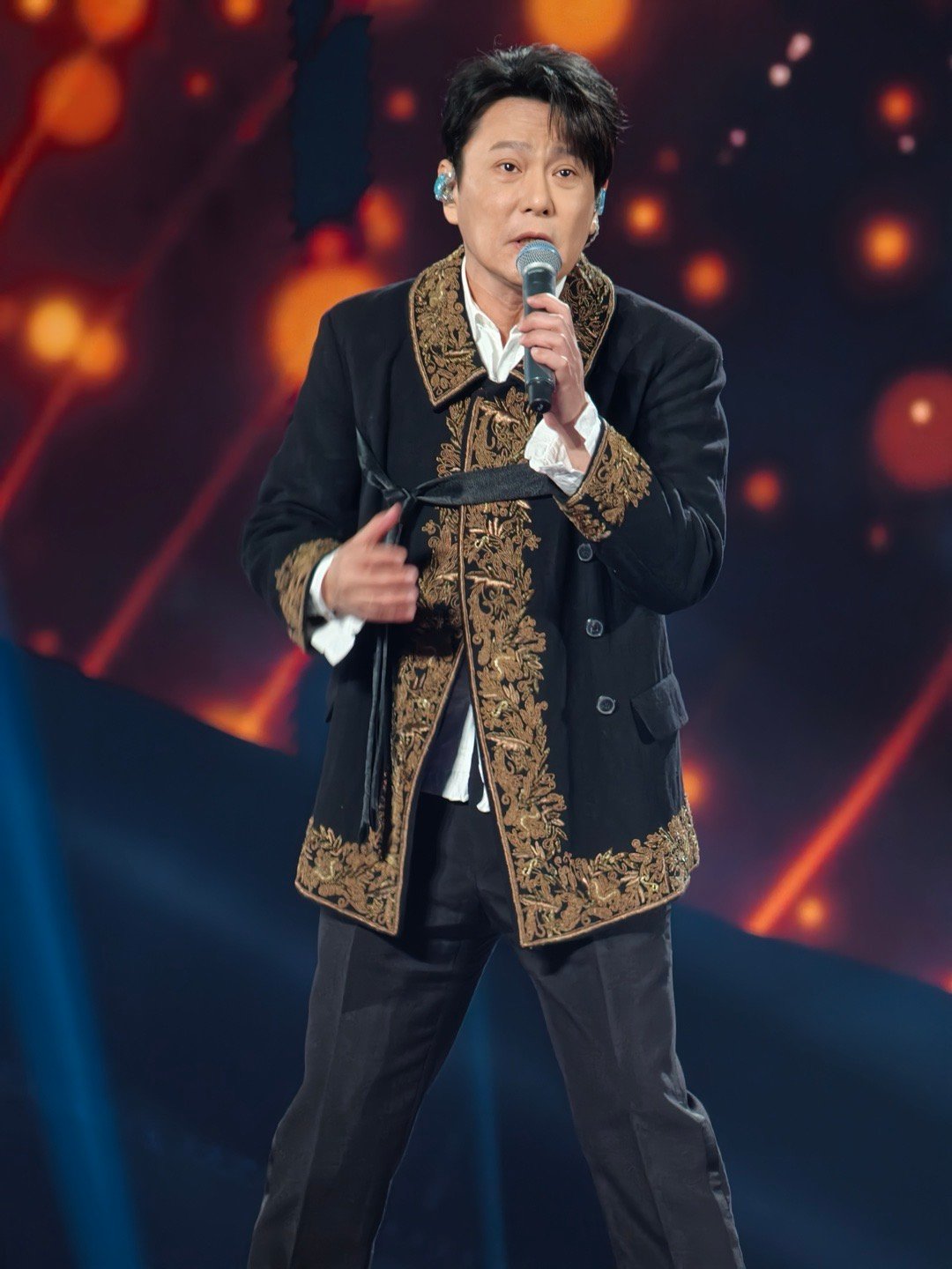 追觅新式年会真好玩，感谢老板请看演唱会群里面的数码博主真的太会拍了！撒贝宁龚韵熹