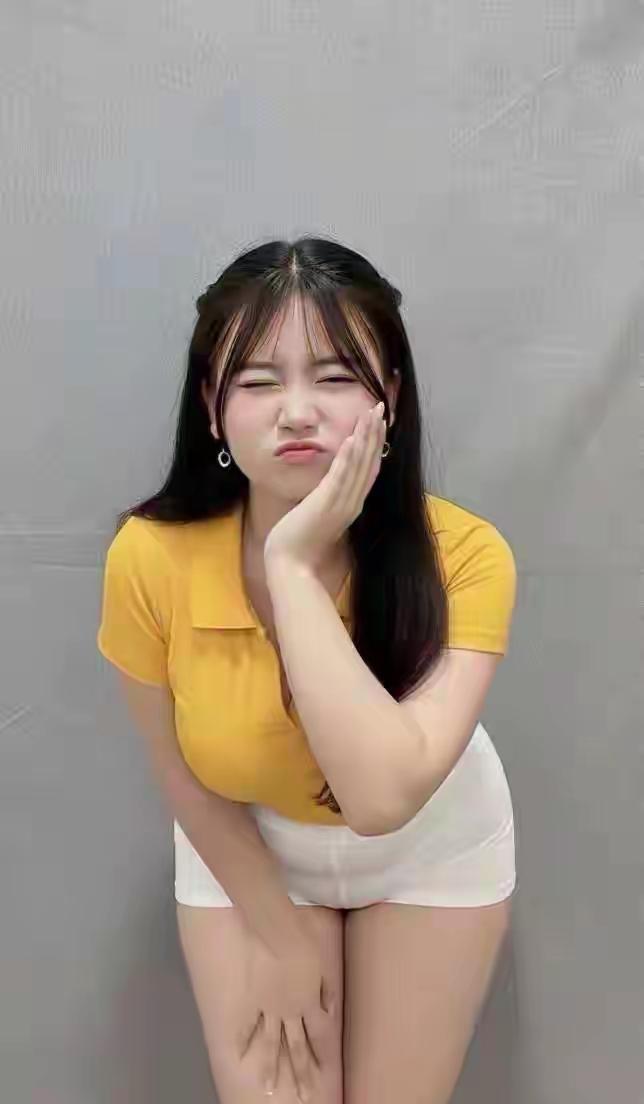 💛 今日份甜度超标
元气黄T+纯白短裤，活力值拉满
忍不住对自己卖个萌😜
今