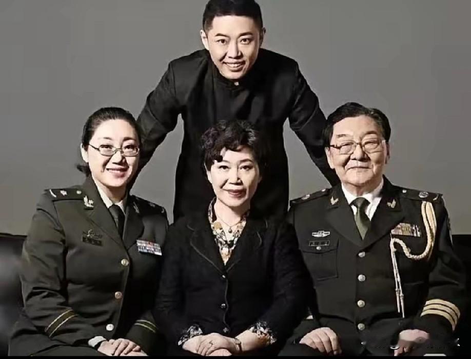 翟导走了，

满屏都在刷屏他的《大决战》。

但我盯着那些陈年旧事，心里莫名发酸