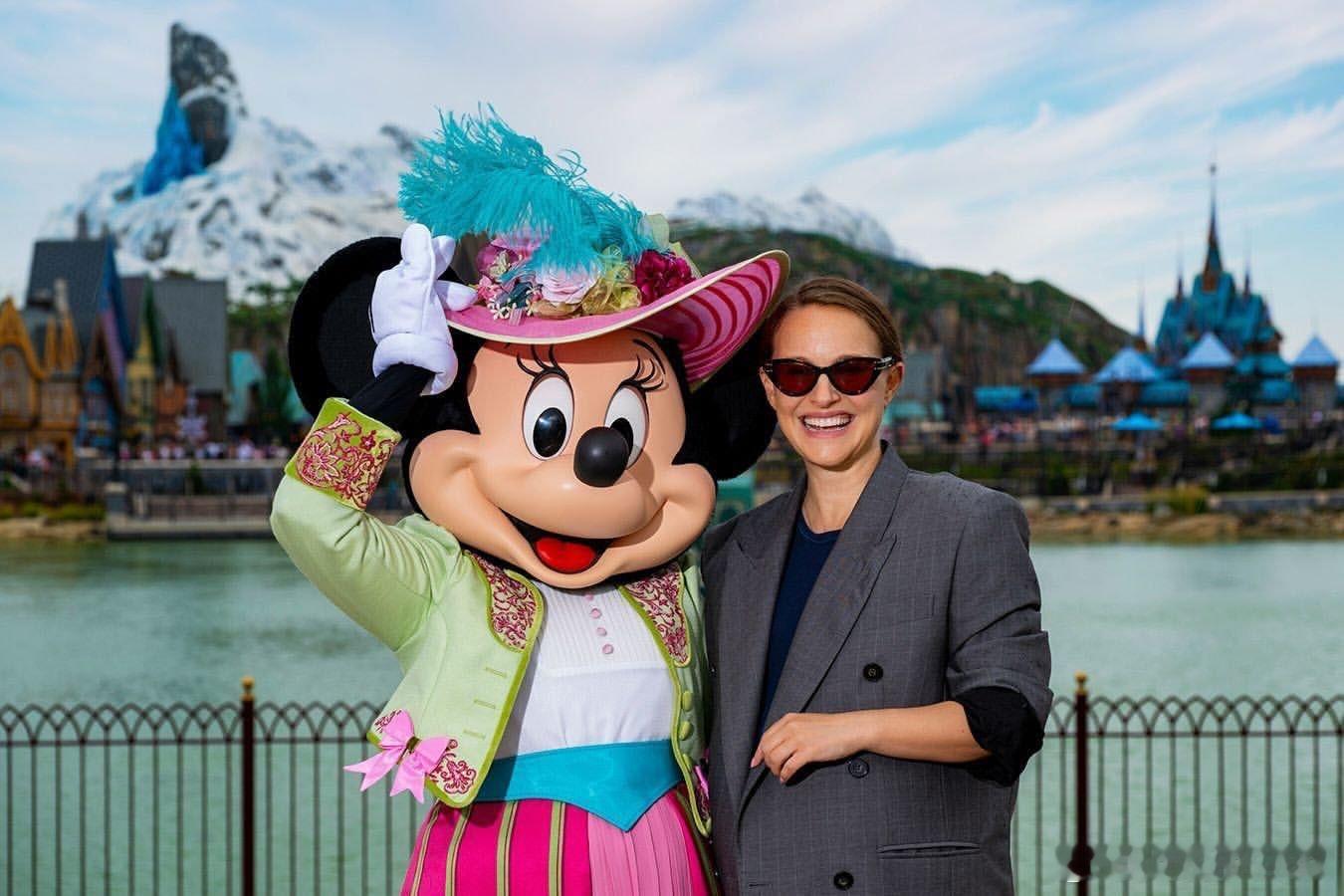 孕妈natalie portman娜塔莉波特曼去到了巴黎的迪士尼乐园游玩，在冰雪
