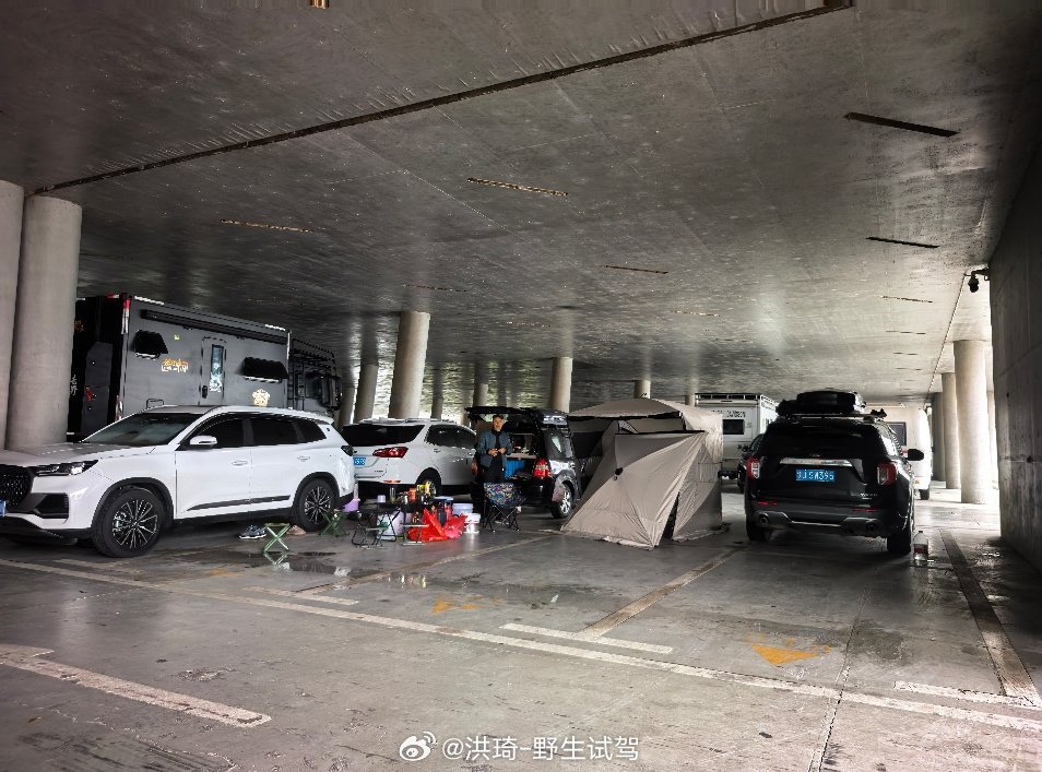 床车一族绝大多数也是退休叔叔阿姨们，车辆也是蓝牌老旧燃油车为主，就是这些个床车房