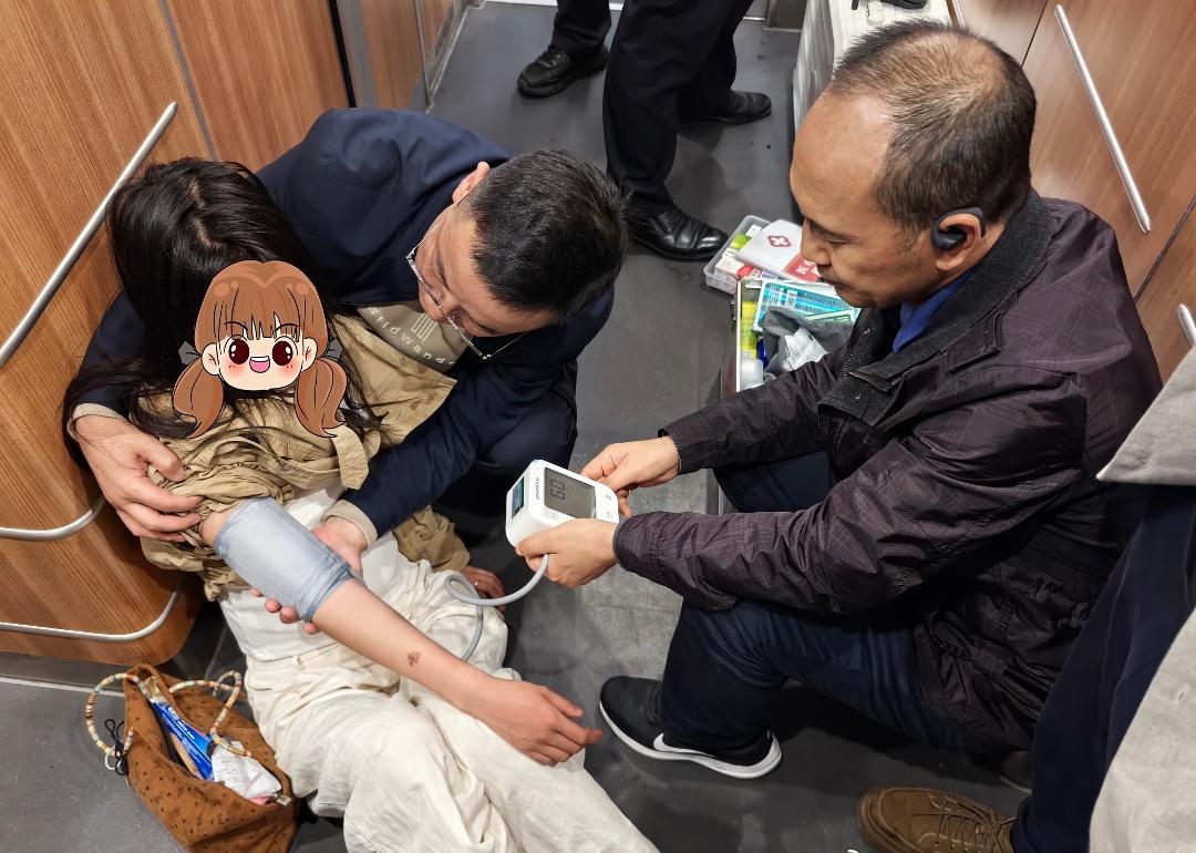 【成都市第五人民医院医生在动车上紧急救助晕倒孕妇】

4月7日上午，成都市第五人