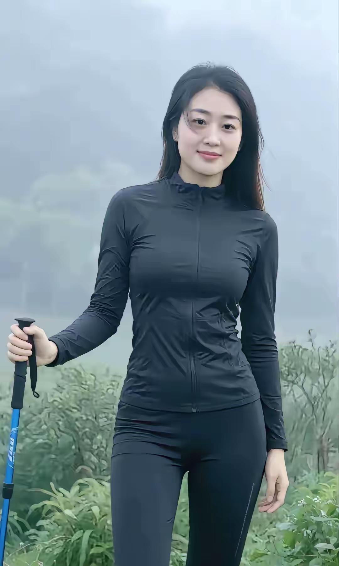 🌿 晨雾中徒步，是与自我的温柔邂逅。
清晨山雾未散，我握着登山杖，踩着湿草叶向