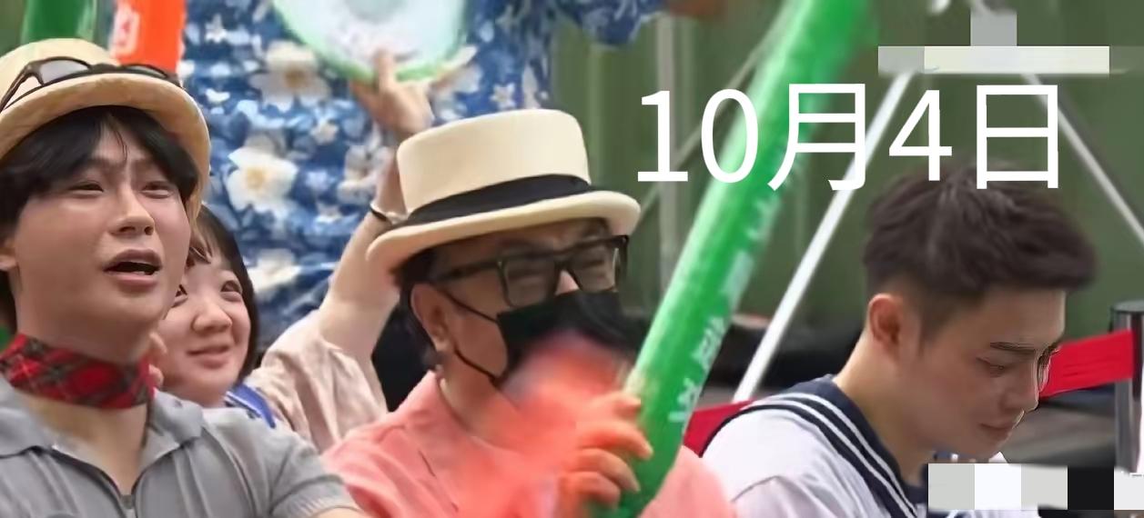 原来蔡康永生活真的很节俭，一件上衣两岸来回“穿”！10月4日下午，蔡康永头戴礼帽