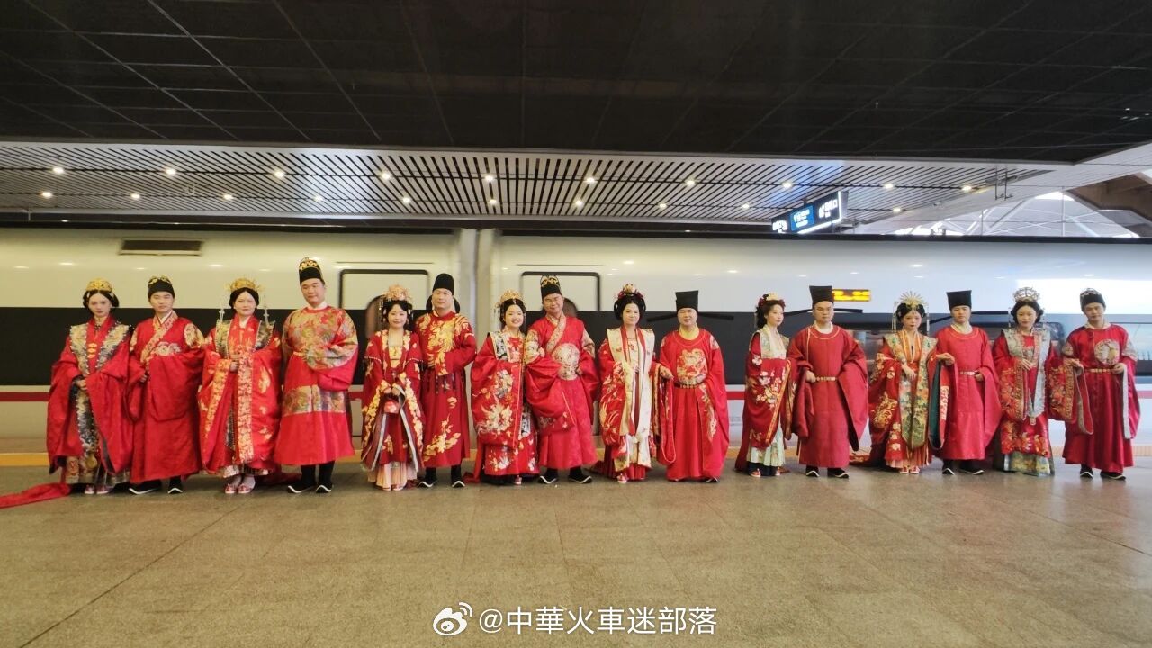 国铁头条【复兴号当婚车！湖南铁路首场中式集体婚礼甜度爆表】5月20日，湘江之畔，