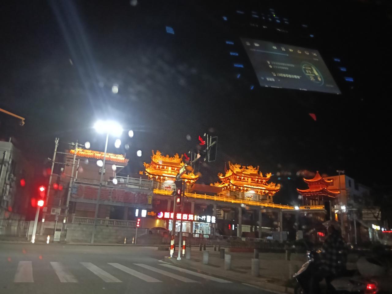 夜晚的繁华街景，灯火辉煌，车水马龙。