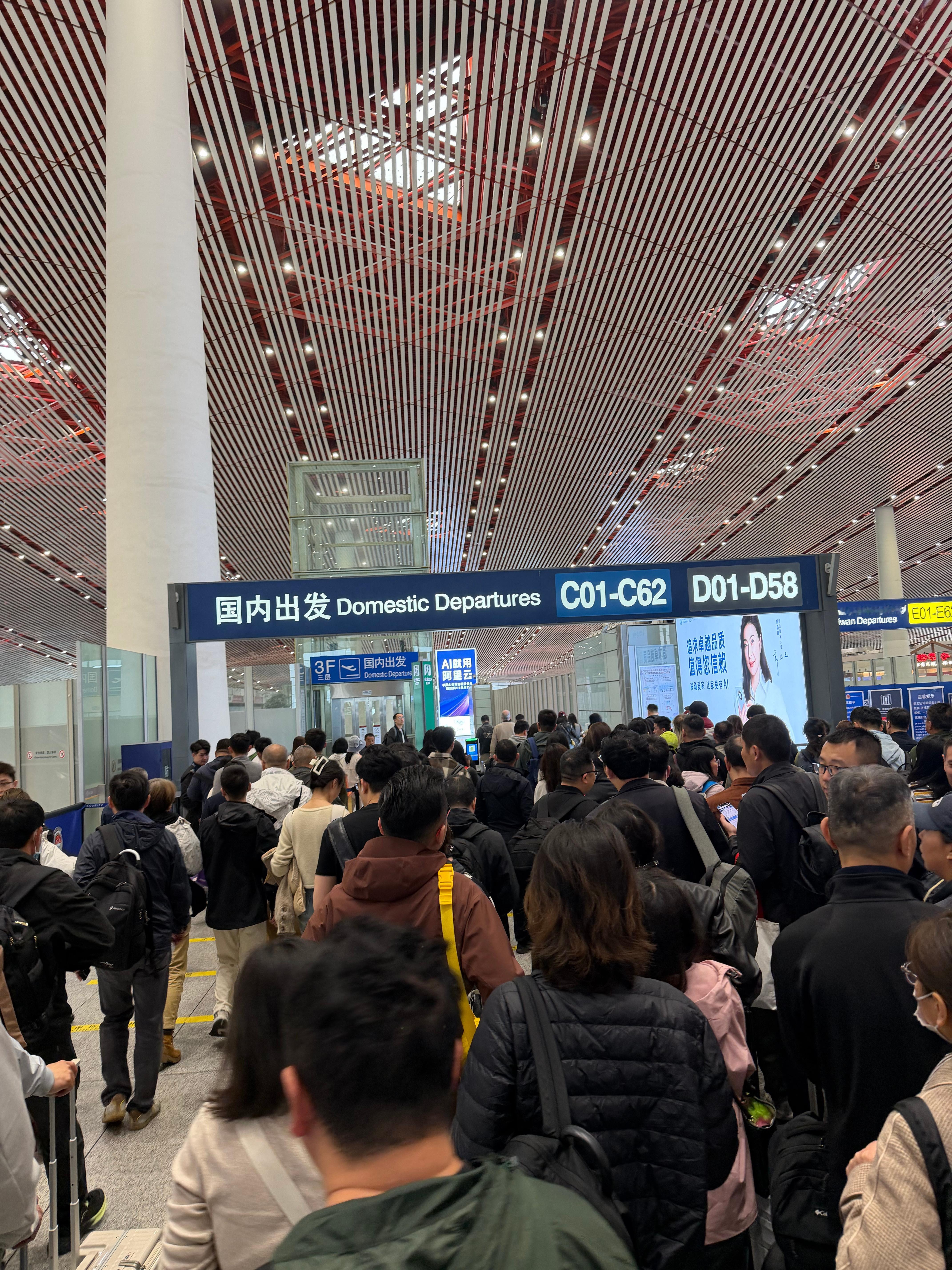 我嘞个去啊！机场过安检就像煮饺子。我都怀疑这是几点了，早班机跟早高峰地铁一样？ 