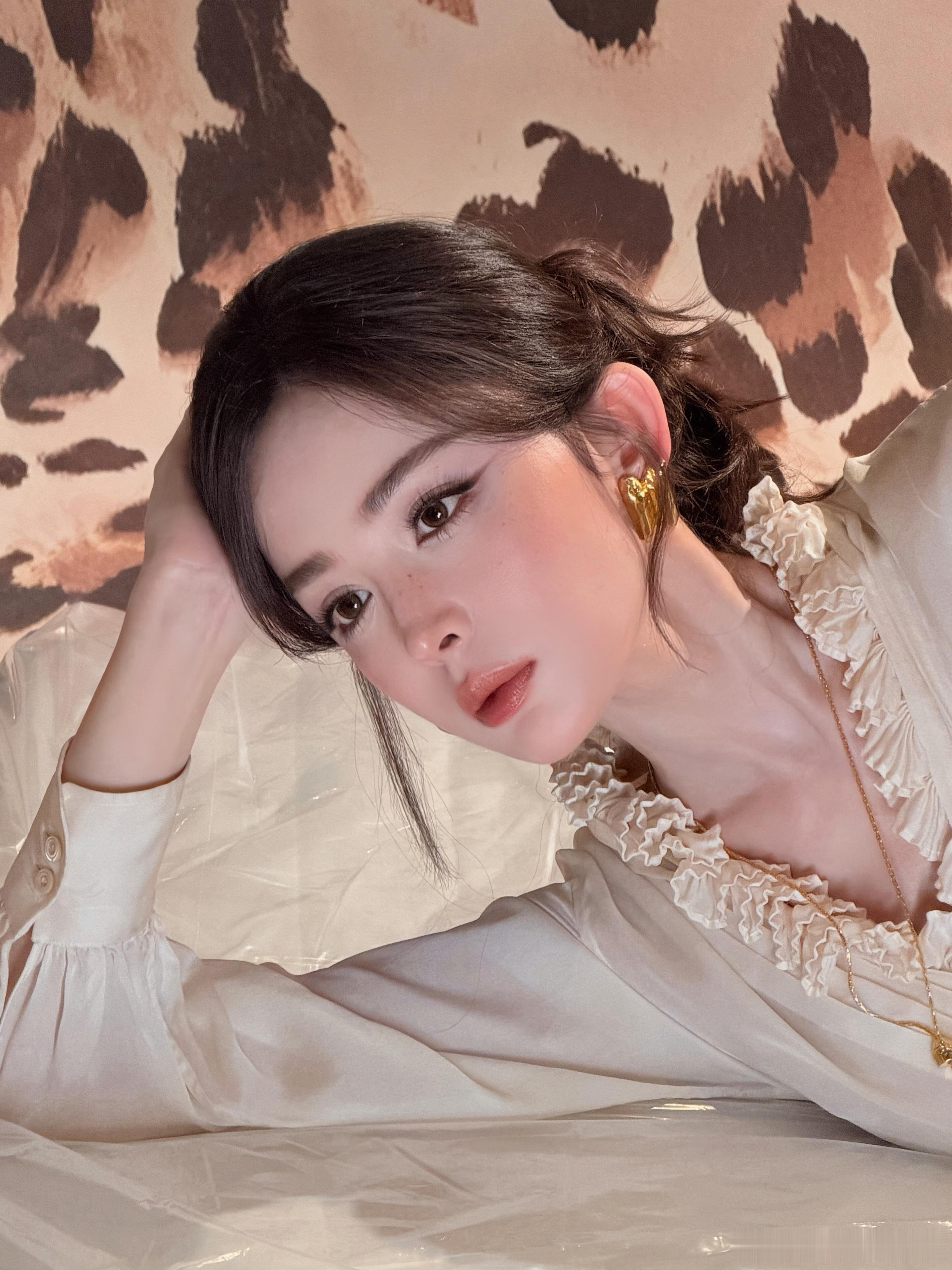 娜扎今天的老钱雀斑妆，她的颜值已经毋庸置疑了！ 