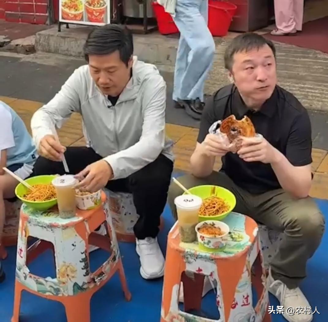 雷军来武汉吃热干面，直接蹲在路边吃。一点架子都没有，非常的低调。和家长说：找不到