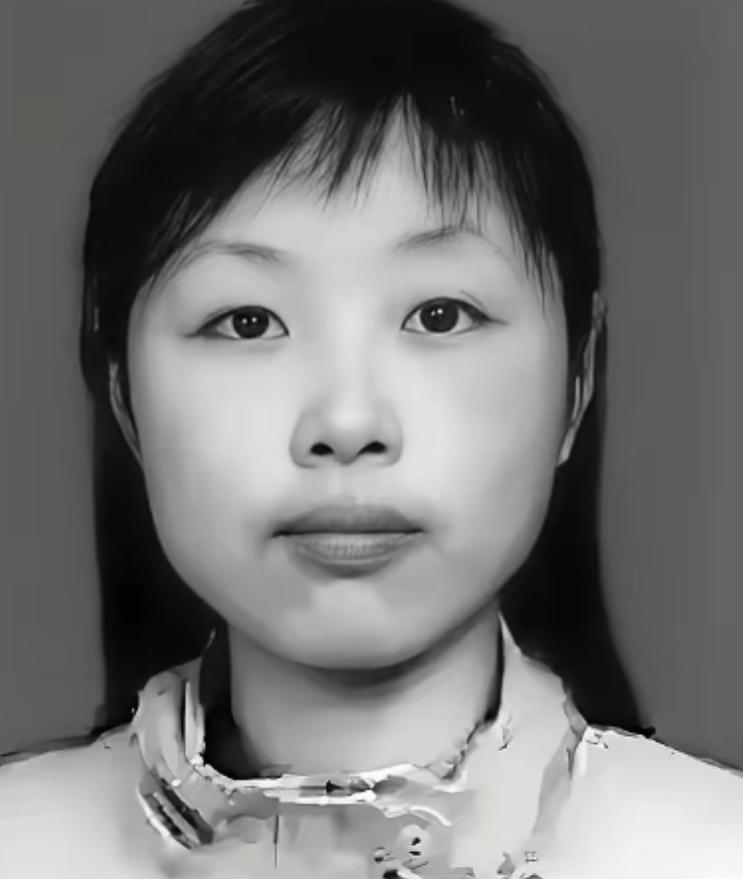 废墟下，她身体断成两截，却保持着一个姿势。救援人员扒开残骸后，才发现她拼命守护的
