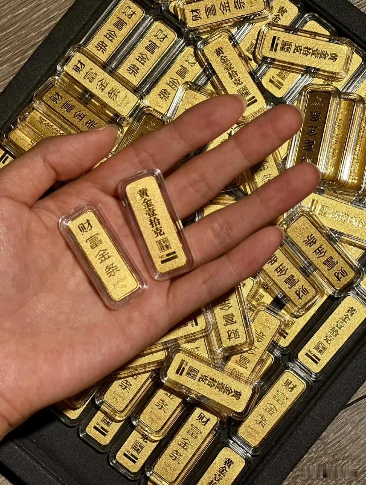 今晚金价又往下掉，
880变870，大盘这走势看得人手心冒汗。有人发工资1080