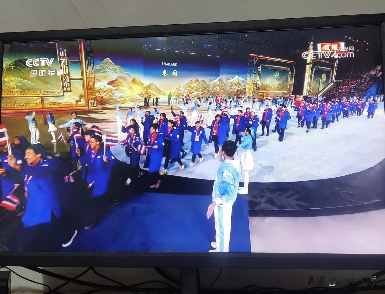 亚冬会开幕式还在进行中，但我已经看到了自己想看到的，也看到了自己不想看到的。
