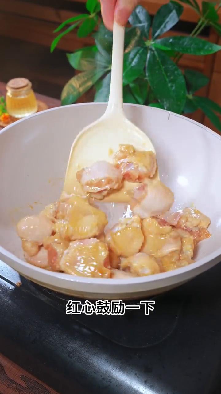 亚麻籽鸡翅。
大家注意看，我家女儿每次周末回来都点名要吃鸡翅，今天在餐厅吃饭的时