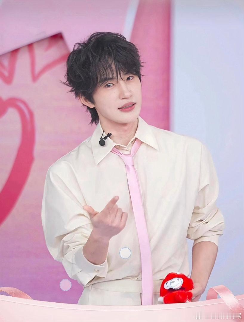 张翅刘萧旭小孩哥VS小孩叔📸活动抓拍名场面太好笑，一人亢奋欢闹一人安静沉思，风
