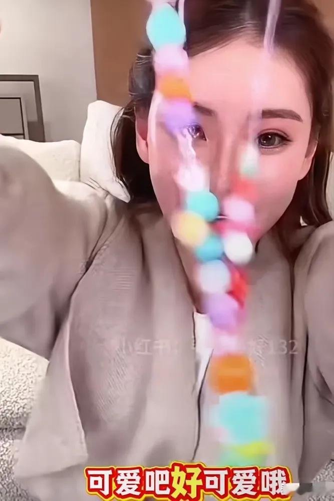 马筱梅太兴奋了，她收到了玥儿给她的手工项链，开心的说：只有我有，她爸没有！​只能