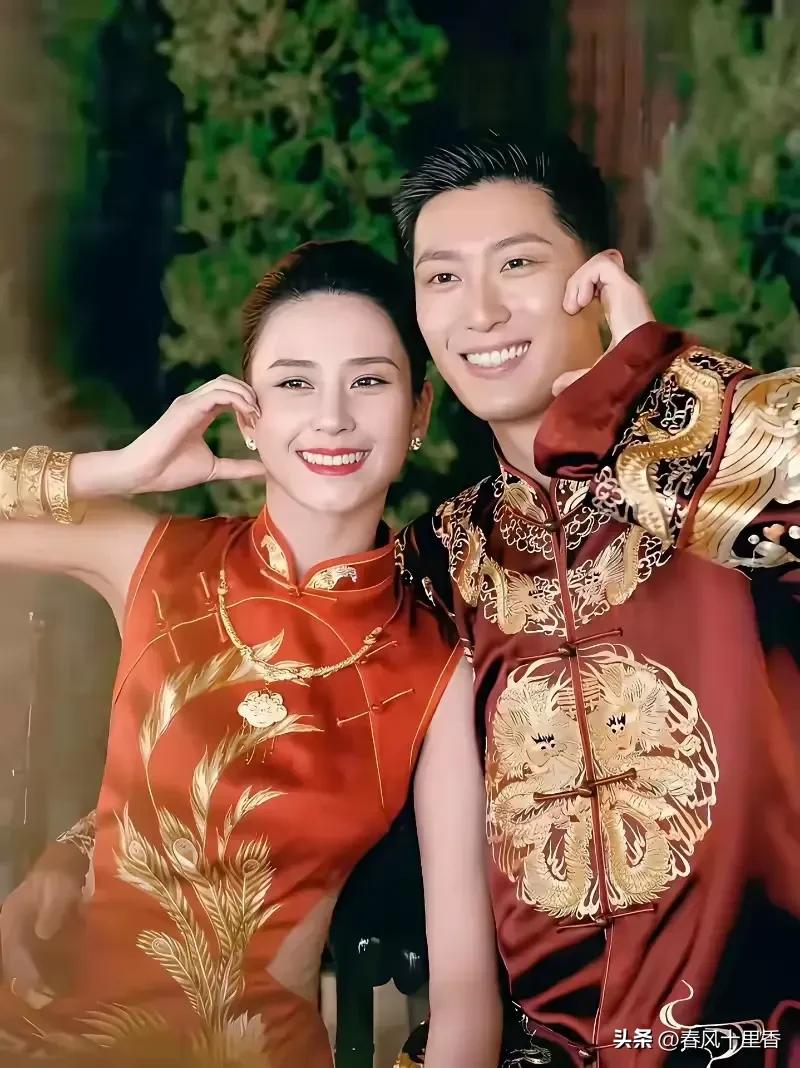 2023年窦骁和赌王千金何超莲在巴厘岛的中式婚礼画面，那叫一个惊艳！窦骁在《主角