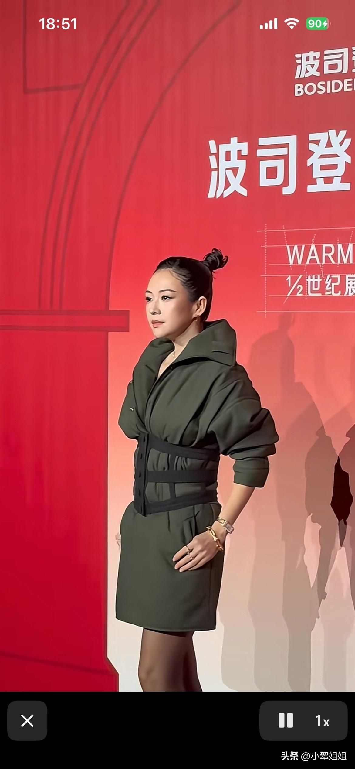 章子怡和世界滑雪冠军混血女孩谷爱凌一起为品牌羽绒服站台！47岁的章子怡和年轻小姑