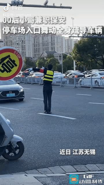 “这位小哥火上人民日报了！”江苏无锡，一位00后男生当上商场兼职保安，烈日下，他