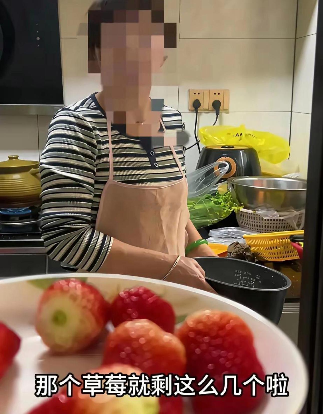 宝妈拍下阿姨把五斤丹东草莓吃得只剩三颗，当场结工资让走人。 视频里她举着138块