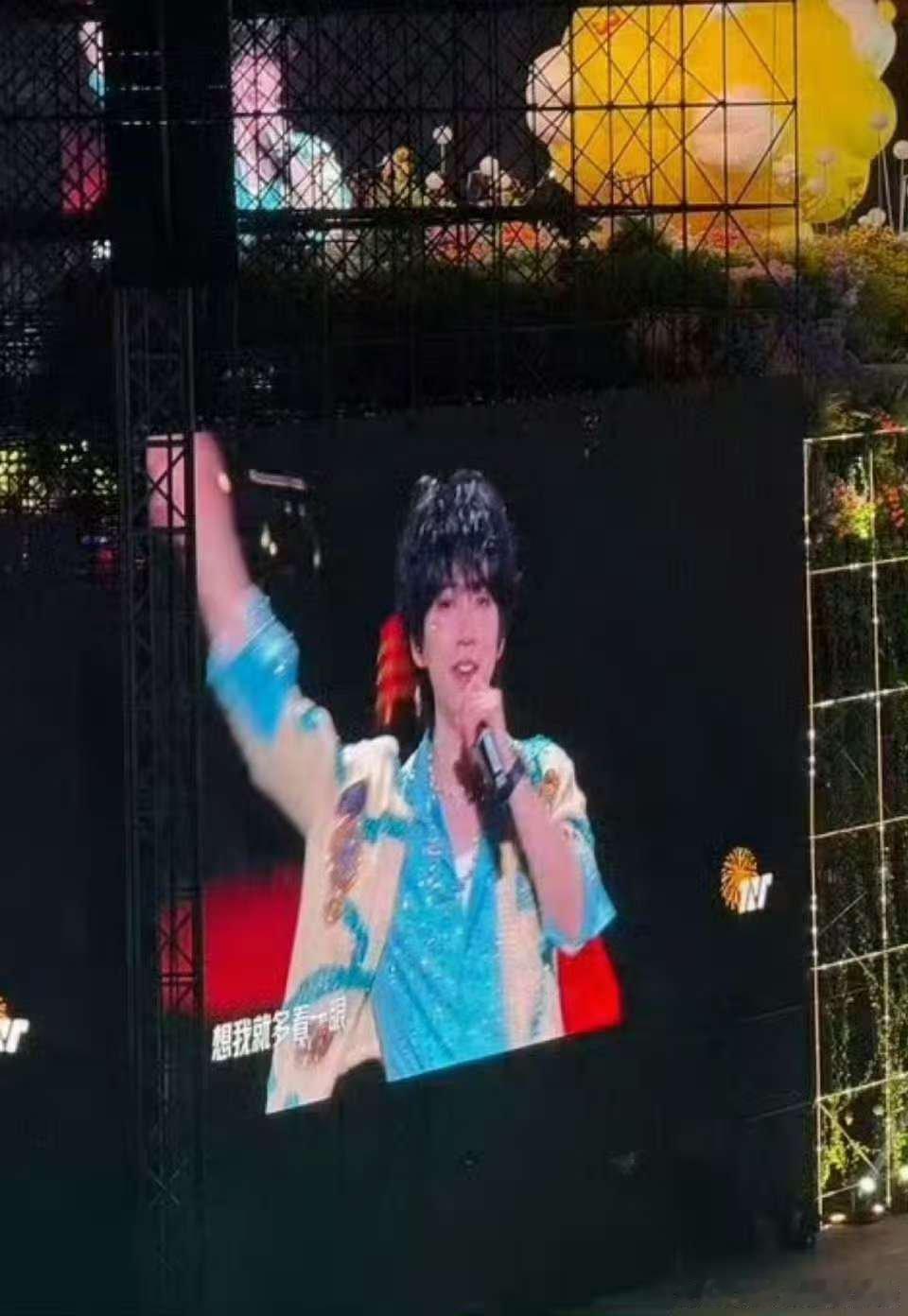 贺峻霖solo舞台妆造，好看， 