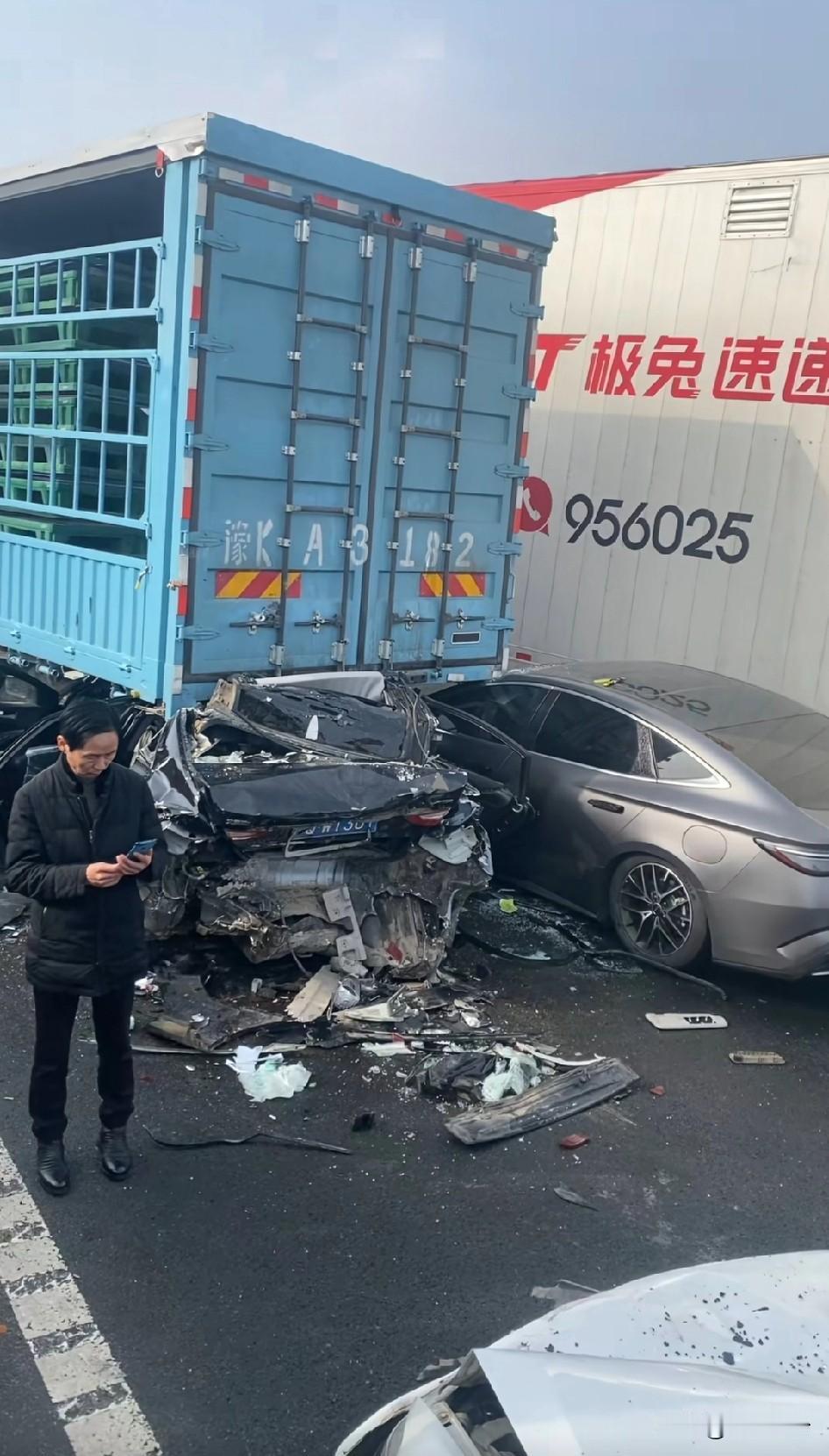 技术不好的老老实实开在主车道上，不要老是占着超车道不放，哎！一年两箱油
春节前后