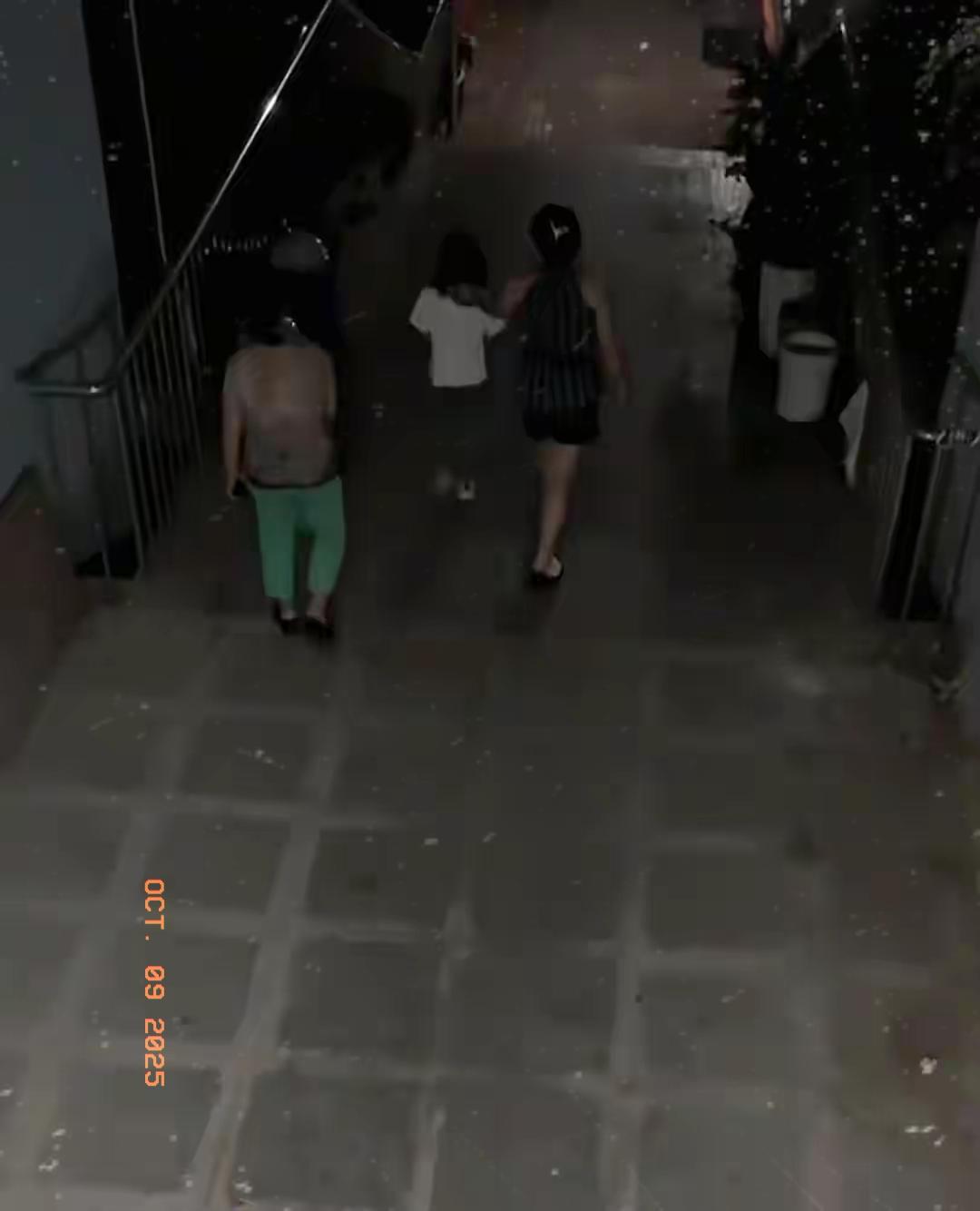 中秋等爸爸接的7岁女孩，等来的却是噩耗，这孤独的背影藏着多少无奈？
 
中秋节本