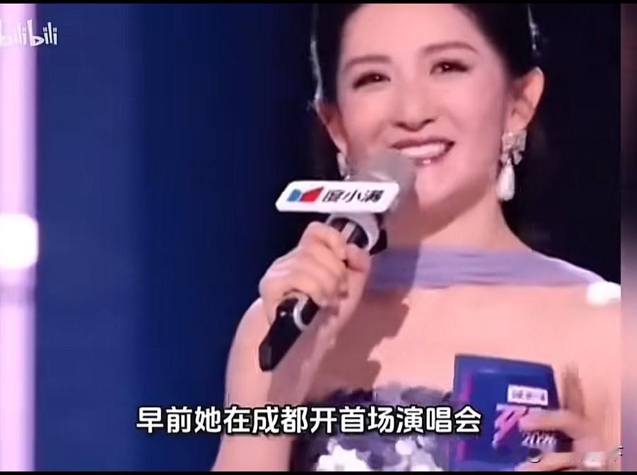 谢娜这事办得有点离谱。

万万没想到，谢娜搞一场回馈观众的美好情怀的全国巡演，竟