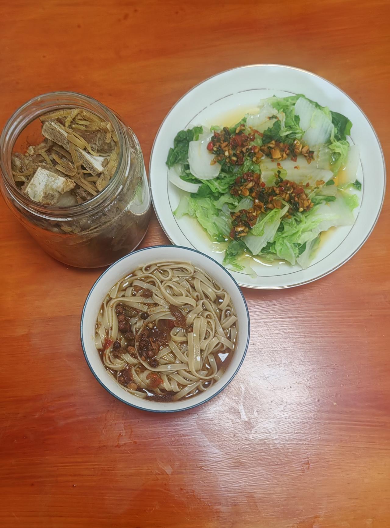 开心跑路
今天中午吃的开心面，扇骨苦荞麦面，15块钱的扇骨可以吃两餐，买了30块