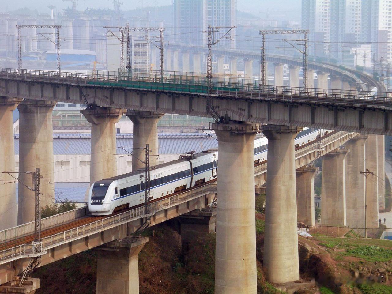 2013年初拍摄的成渝间的和谐号动车组CRH1型，从2009年9月两地间开行和谐