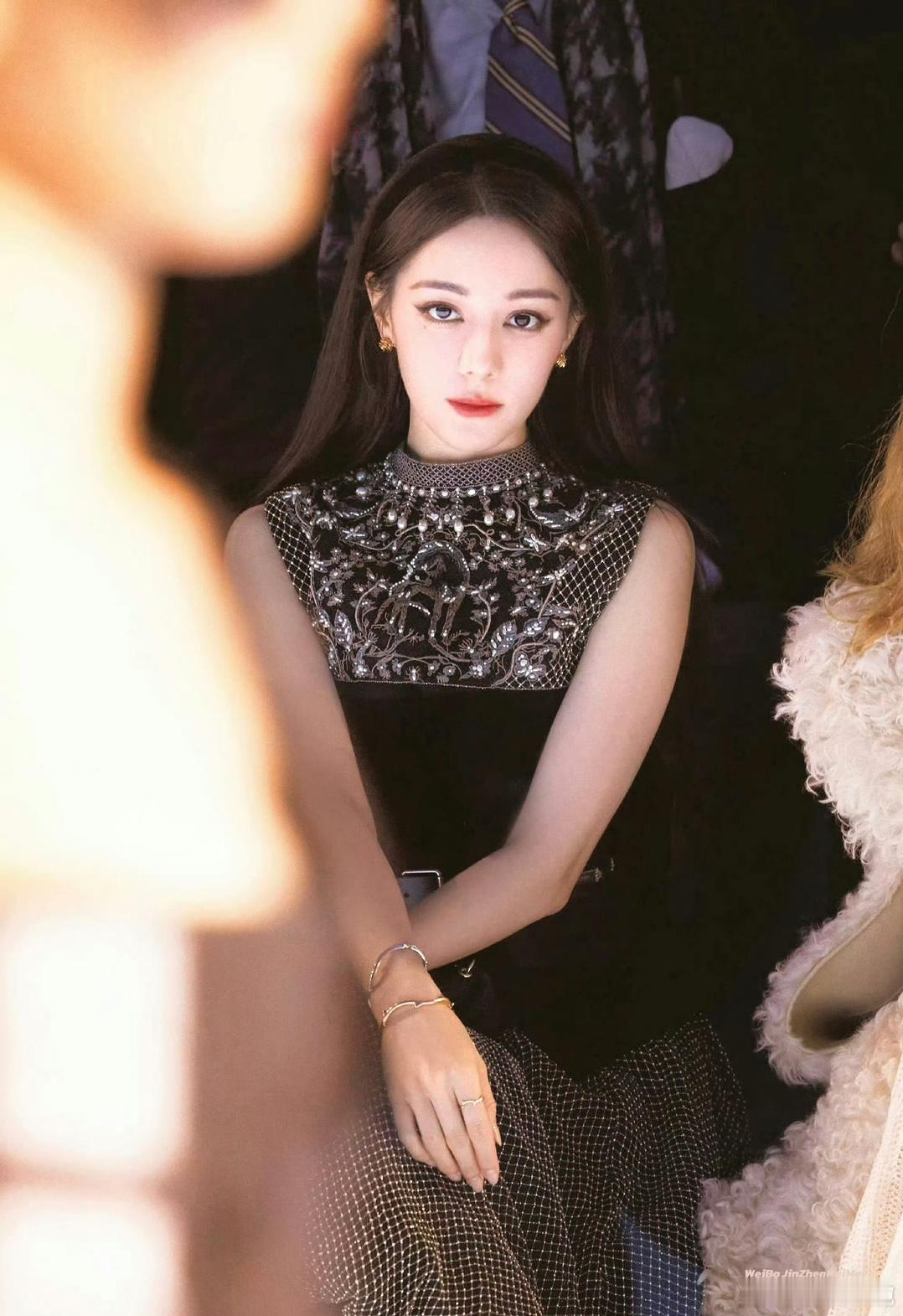 #WWD发的迪丽热巴#巴巴的脸，毋庸置疑👌能长这样，做梦都会笑醒[哈哈] ​​