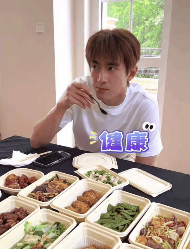 林更新是要拍啥新剧了吗？
这么瘦了！还这么自律！
这满桌好吃的，愣是只吃自己那一