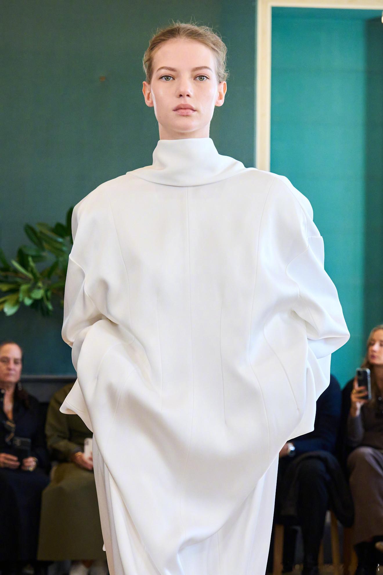 Olga Lane at Carven SS 2025. 时装周大秀直击 一如既