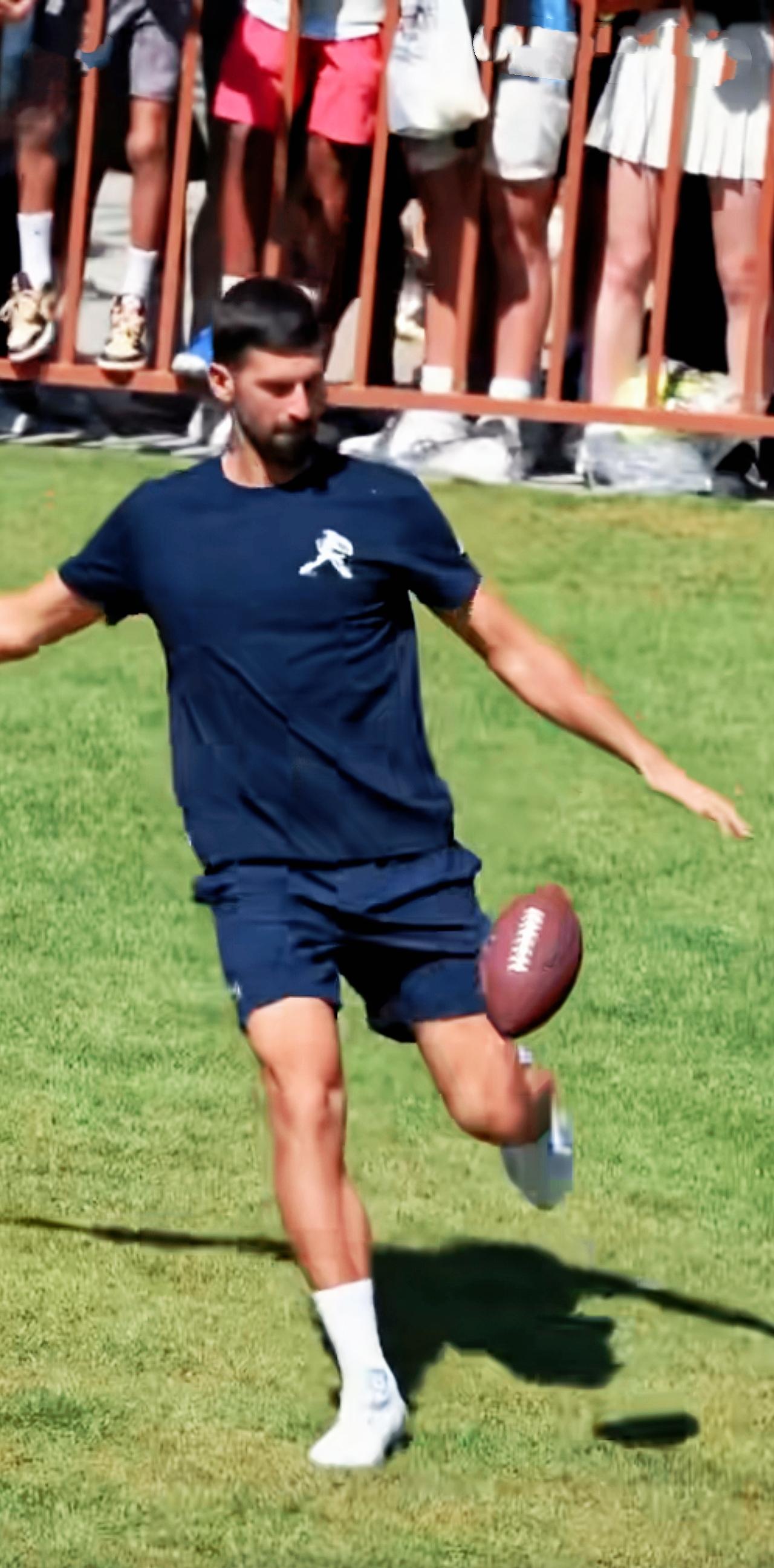 巨头德约科维奇打橄榄球也像模像样啊[赞][赞][赞][赞][赞][赞]
    