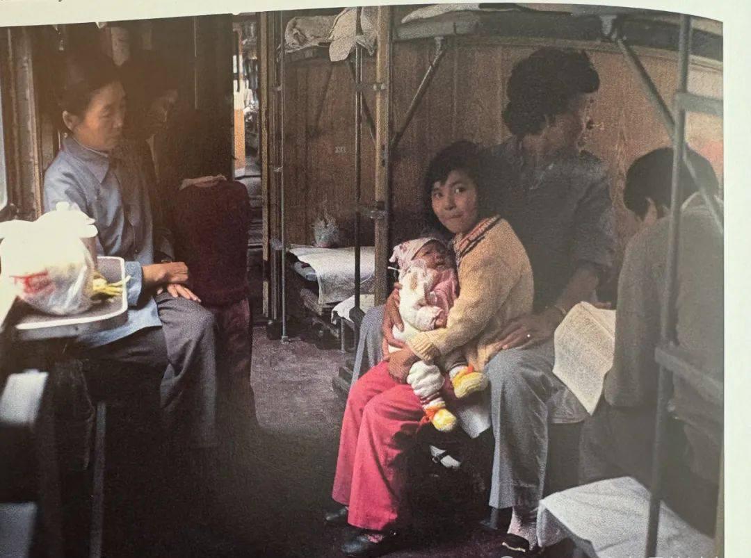 老照片里，列车车厢成了一方充满生活气息的小天地。几位旅客各有姿态，有的安静坐着，