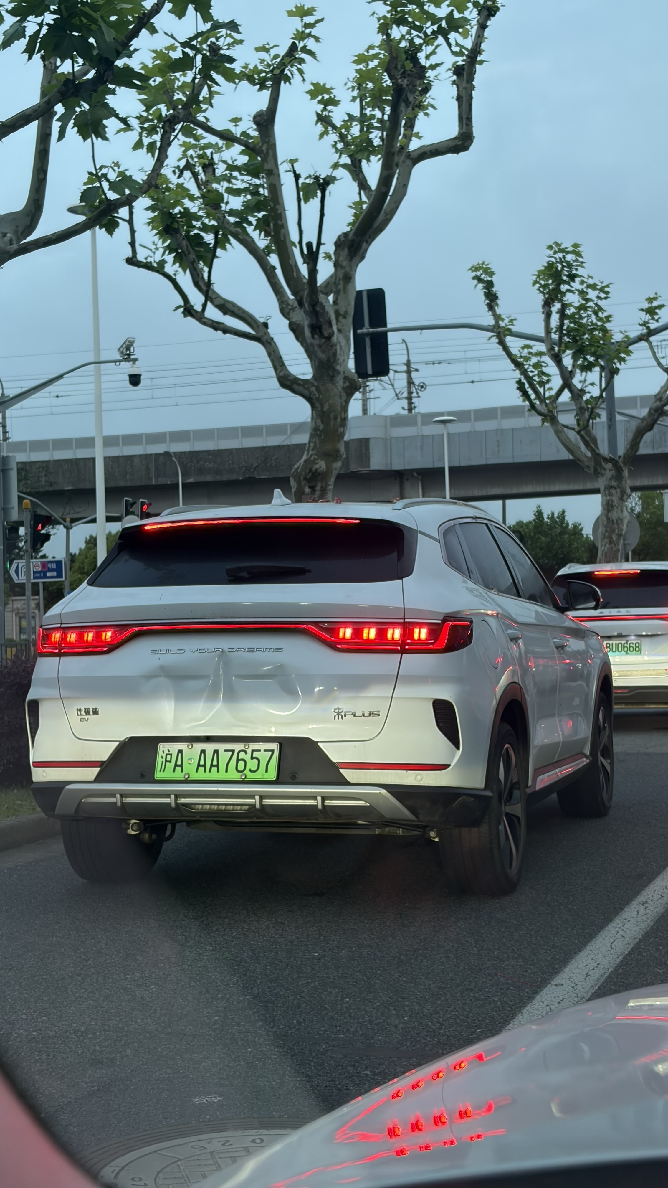 这是被什么车追尾，你肯定能猜到。 