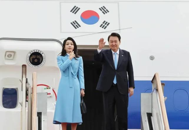 韩国总统尹锡悦启程访美，为期 7 天，韩媒称：其苦练英语演讲到深夜
事实上，承认