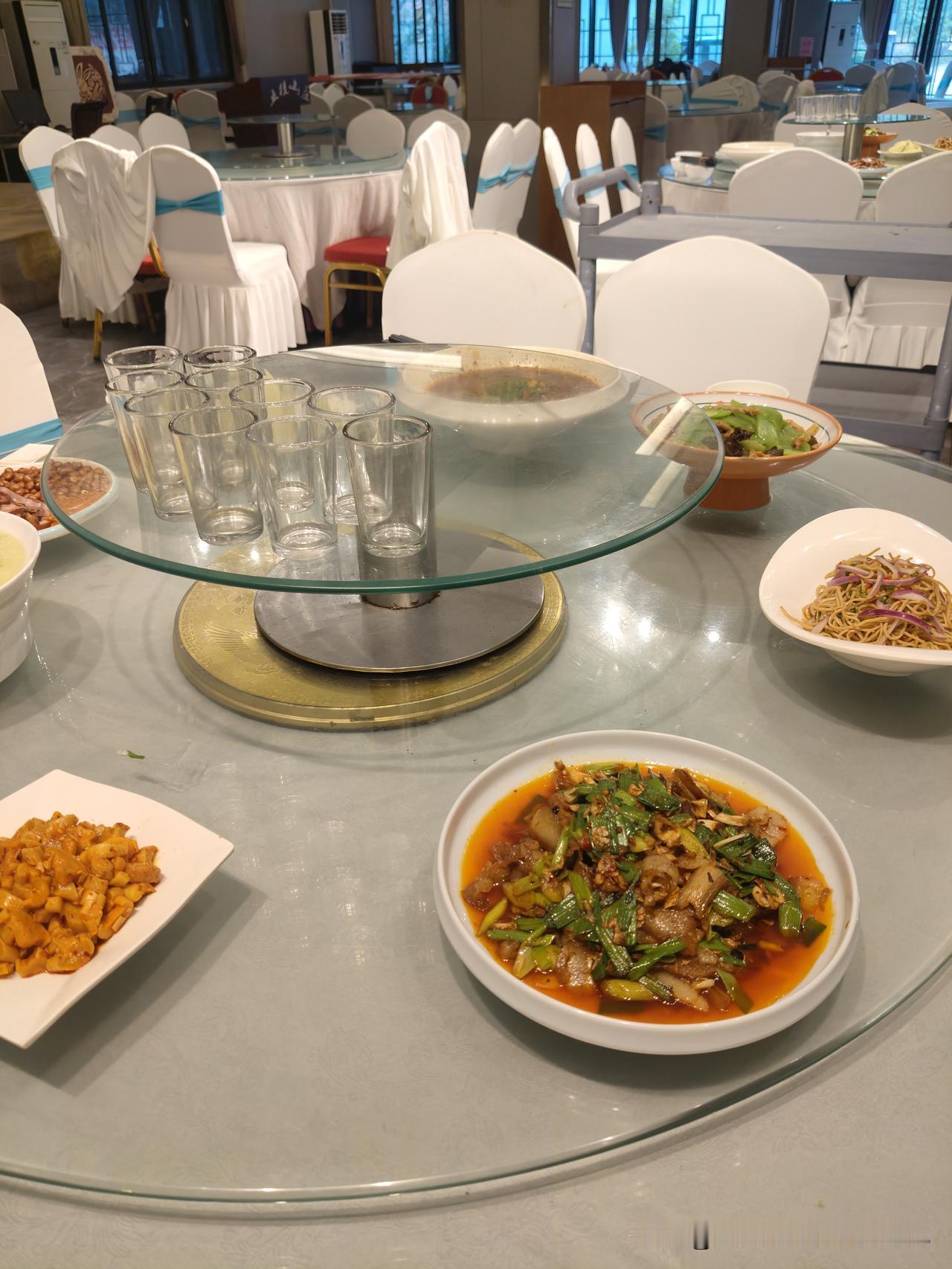 我认为中餐，

我觉得中餐是百菜百味，非常有特点，麻辣鲜香，更是各有特色，属于我