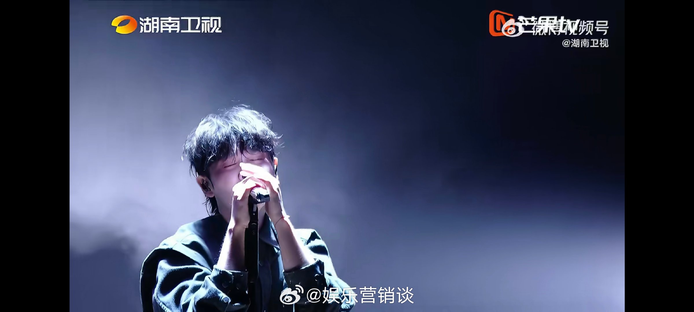 歌手直播尤长靖 混响光是靠着嗓音，就轻轻松松塑造出了故事感满满的画面。歌手202