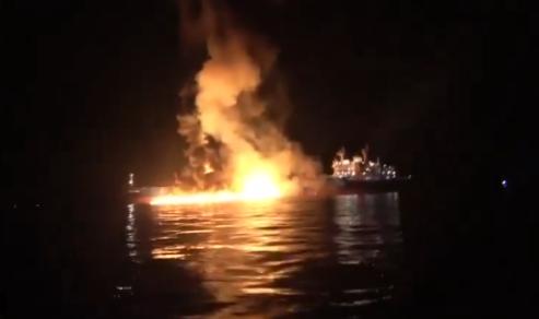 【伊朗人袭击了一艘与美国有关的油轮。 一段记录波斯湾“萨菲西·维什努”号油轮遇袭