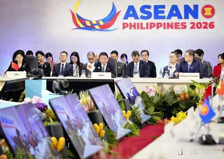 东盟马尼拉东亚三国外长会拉开了序幕，这远比纸面公报更有看点，日方靠着走廊一次简单