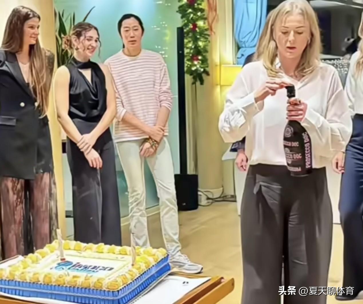 捕捉到一只乖巧的小朱婷！科内利亚诺出发巴西女排世俱杯前的最后一次大聚餐，队员们都